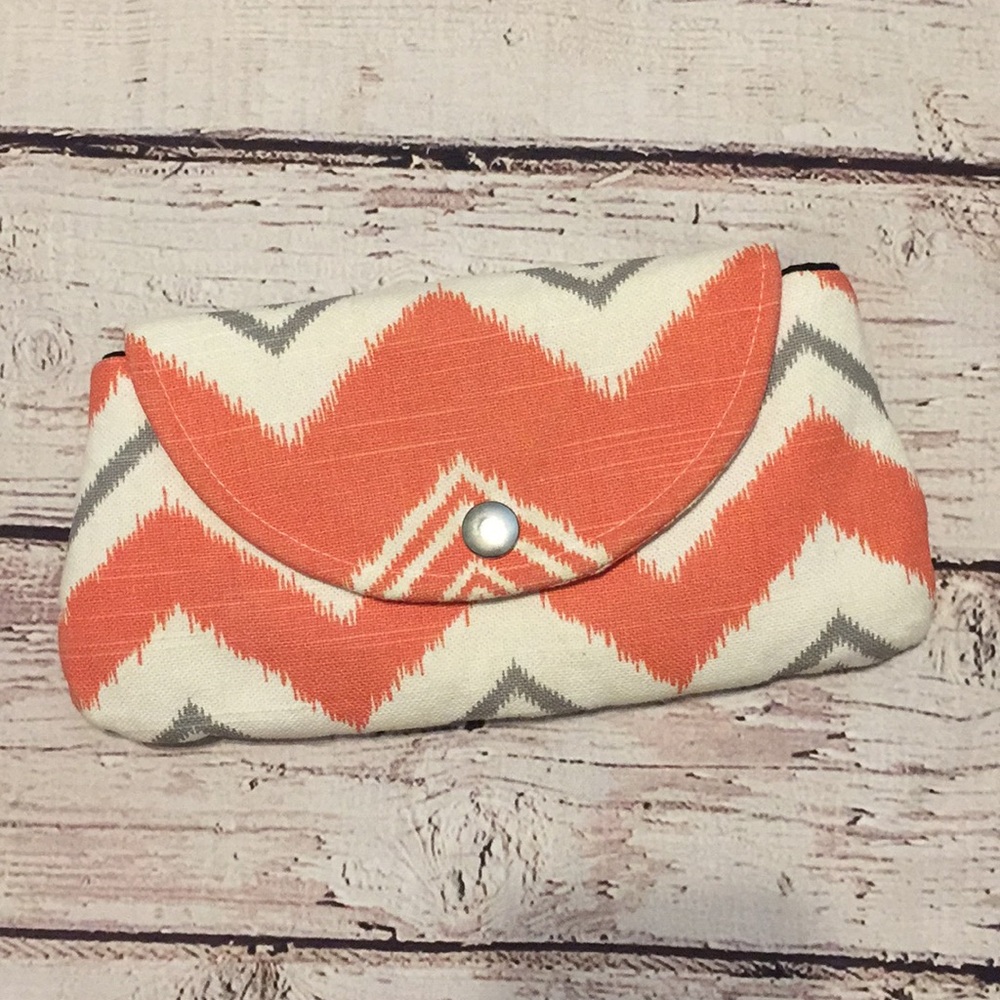 🌻5/$25🌻 Orange Chevron Clutch